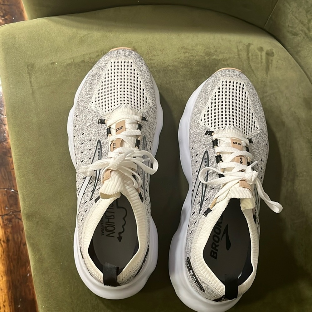 Gray brooks running shoes